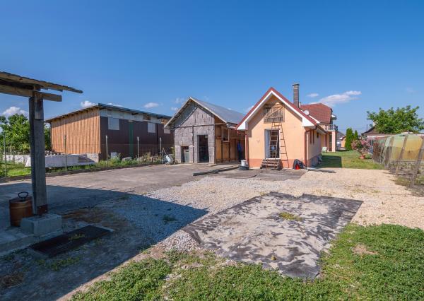 Na predaj dvojgeneračný rodinný dom s bazénom v Gabčíkove