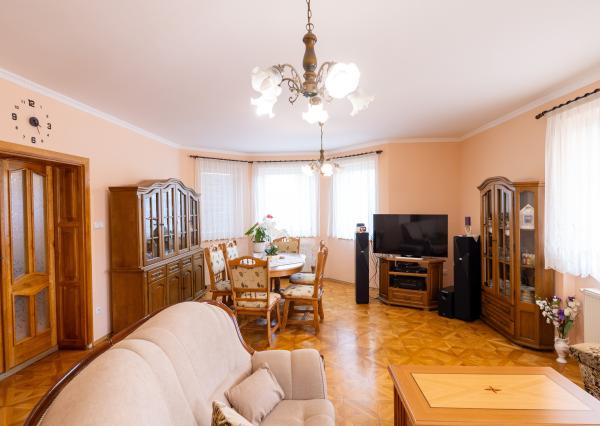 Na predaj dvojgeneračný rodinný dom s bazénom v Gabčíkove