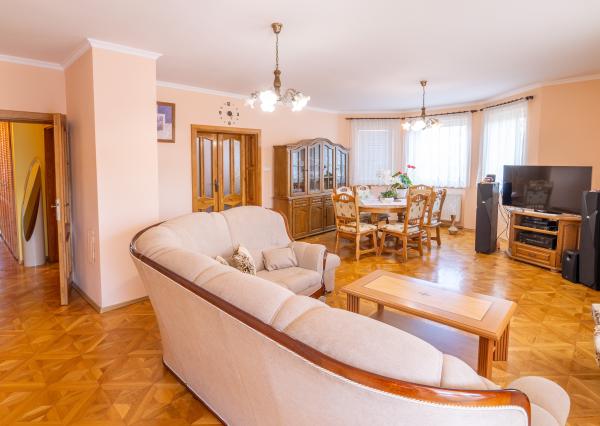 Na predaj dvojgeneračný rodinný dom s bazénom v Gabčíkove