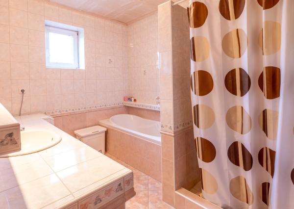 Na predaj dvojgeneračný rodinný dom s bazénom v Gabčíkove