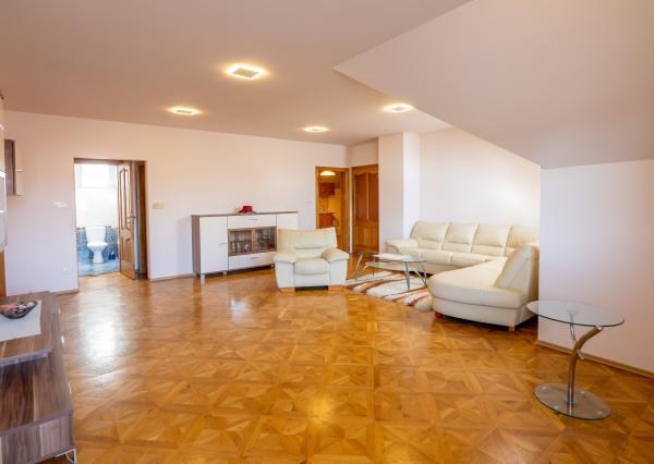 Na predaj dvojgeneračný rodinný dom s bazénom v Gabčíkove