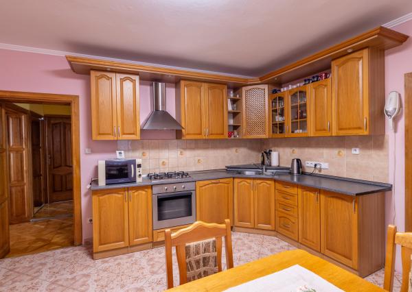 Na predaj dvojgeneračný rodinný dom s bazénom v Gabčíkove