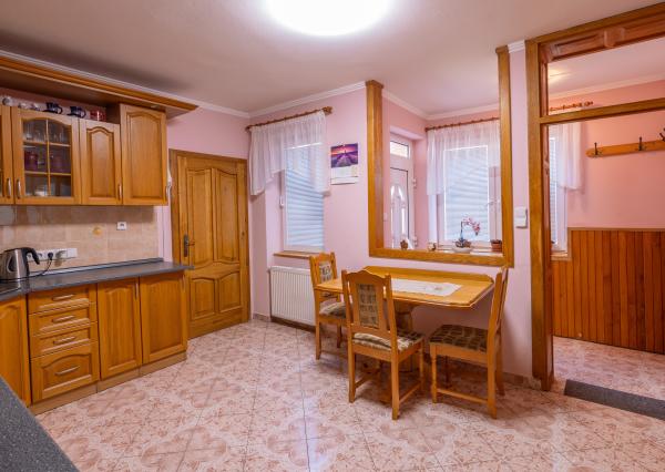 Na predaj dvojgeneračný rodinný dom s bazénom v Gabčíkove