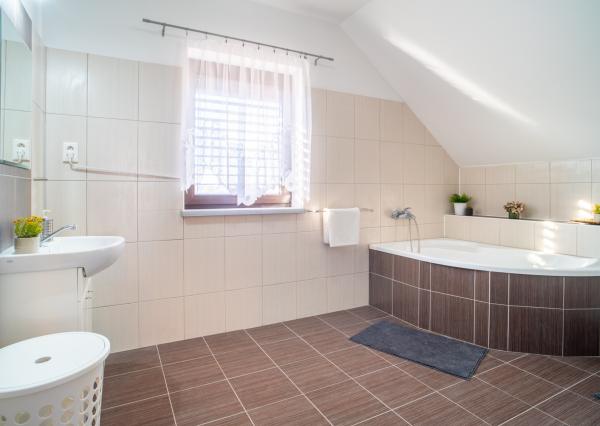 REZERVOVANÉ - Na predaj klimatizovaný 4-izbový rodinný dom s garážou a možnosťou prerobenia na 5-izbový v Senci