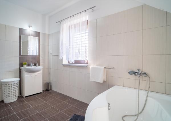 REZERVOVANÉ - Na predaj klimatizovaný 4-izbový rodinný dom s garážou a možnosťou prerobenia na 5-izbový v Senci