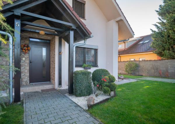 REZERVOVANÉ - Na predaj klimatizovaný 4-izbový rodinný dom s garážou a možnosťou prerobenia na 5-izbový v Senci