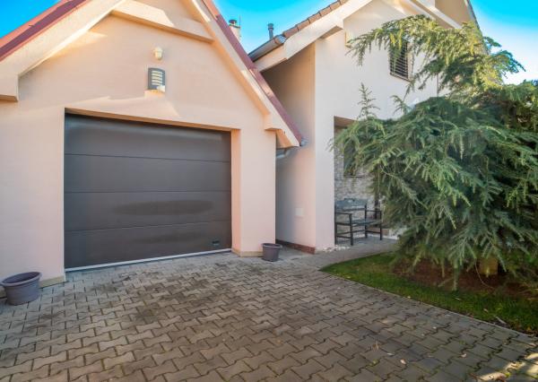 REZERVOVANÉ - Na predaj klimatizovaný 4-izbový rodinný dom s garážou a možnosťou prerobenia na 5-izbový v Senci