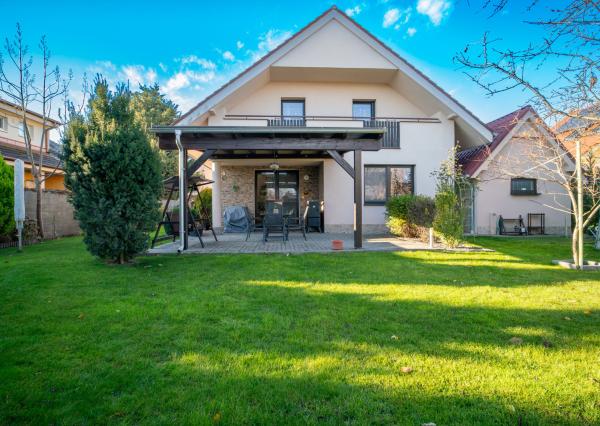 REZERVOVANÉ - Na predaj klimatizovaný 4-izbový rodinný dom s garážou a možnosťou prerobenia na 5-izbový v Senci