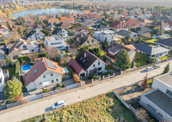 REZERVOVANÉ - Na predaj klimatizovaný 4-izbový rodinný dom s garážou a možnosťou prerobenia na 5-izbový v Senci