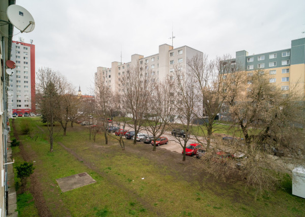 Na predaj priestranný 3-izbový byt s loggiou v centre Stupavy
