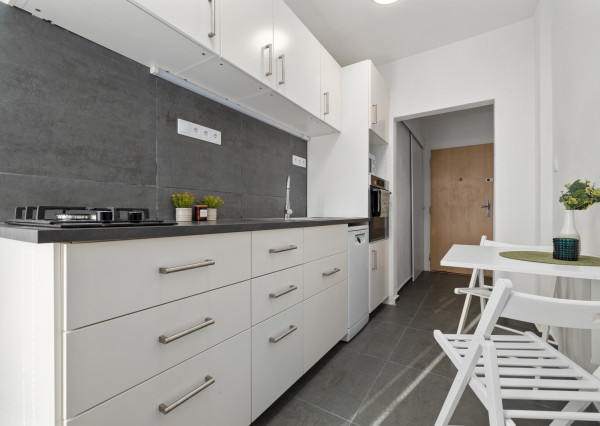 Na prenájom priestranný, moderný 2-izbový byt na Riazanskej ulici v Bratislave