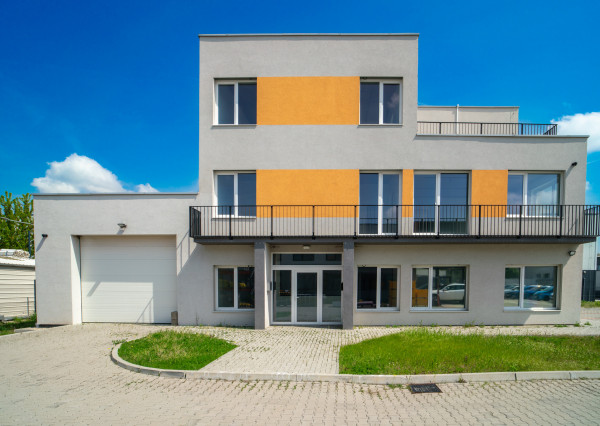 Na prenájom dve podlažia polyfunkcie na Zavarskej ulici v Trnave