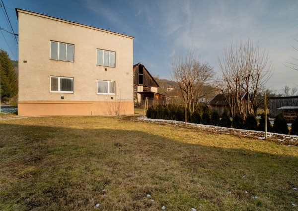 Na predaj veľký 5 – izbový rodinný dom v obci Marhaň