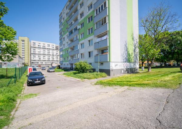 REZERVOVANÉ - Na predaj priestranný 2-izbový byt v Bratislave