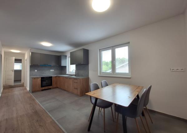 Na prenájom kompletne zrekonštruovaný 4-izbový byt v Tepličke nad Váhom