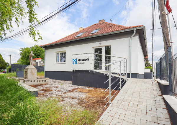 Na prenájom obchodný priestor v centre Šamorína s výbornou viditeľnosťou