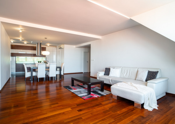 Na predaj priestranný 4-izbový byt pod hradom v centre Bratislavy