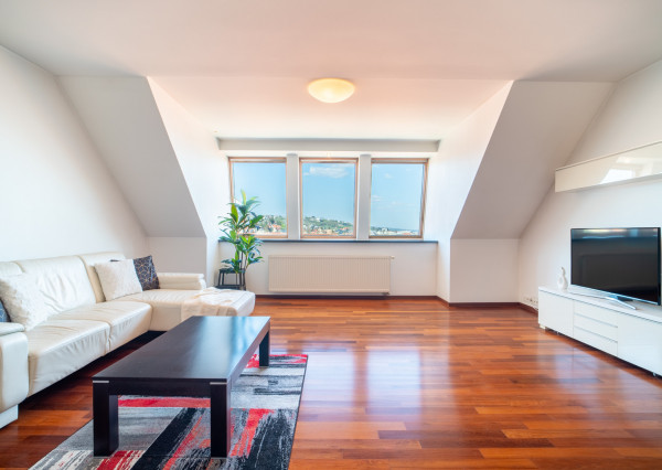 Na predaj priestranný 4-izbový byt pod hradom v centre Bratislavy