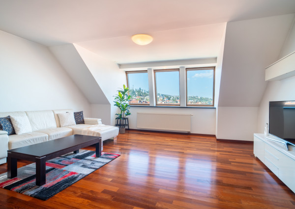 Na predaj priestranný 4-izbový byt pod hradom v centre Bratislavy