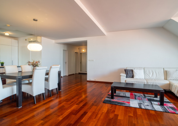 Na predaj priestranný 4-izbový byt pod hradom v centre Bratislavy