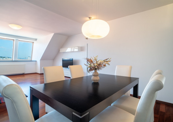 Na predaj priestranný 4-izbový byt pod hradom v centre Bratislavy