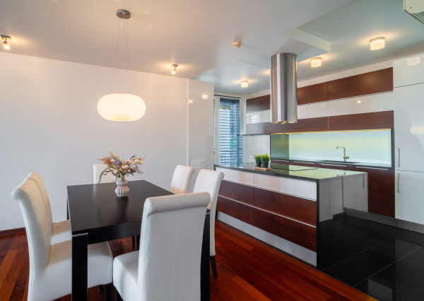 Na predaj priestranný 4-izbový byt pod hradom v centre Bratislavy