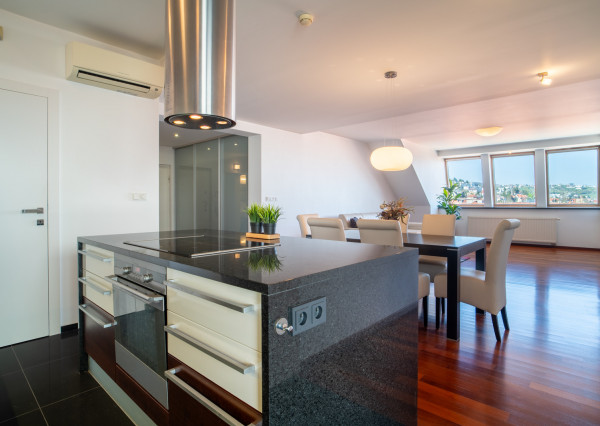 Na predaj priestranný 4-izbový byt pod hradom v centre Bratislavy