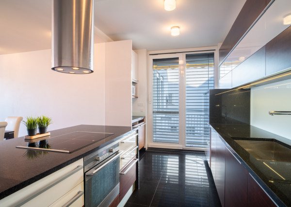 Na predaj priestranný 4-izbový byt pod hradom v centre Bratislavy