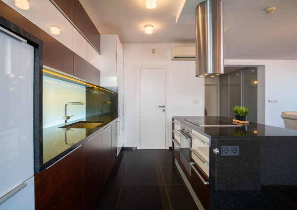 Na predaj priestranný 4-izbový byt pod hradom v centre Bratislavy