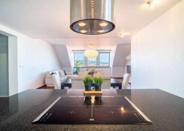 Na predaj priestranný 4-izbový byt pod hradom v centre Bratislavy