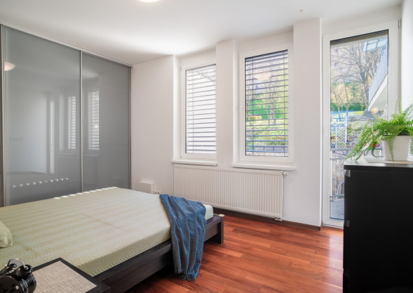 Na predaj priestranný 4-izbový byt pod hradom v centre Bratislavy