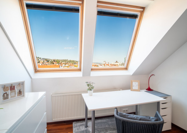 Na predaj priestranný 4-izbový byt pod hradom v centre Bratislavy