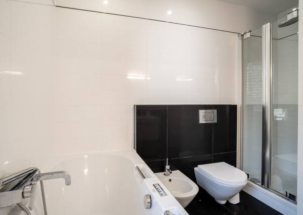 Na predaj priestranný 4-izbový byt pod hradom v centre Bratislavy