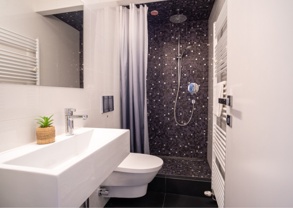 Na predaj priestranný 4-izbový byt pod hradom v centre Bratislavy