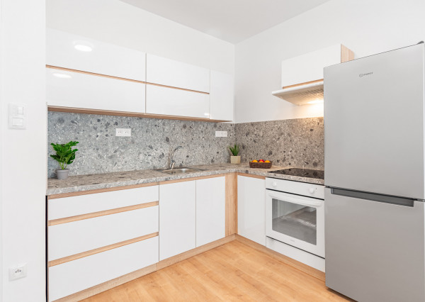 REZERVOVANÉ: Na prenájom 2-izbový byt s balkónom a garážovým státím v projekte MIKO, Trnava