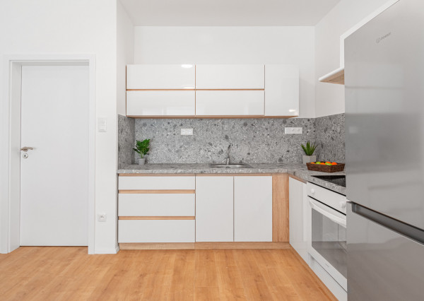 REZERVOVANÉ: Na prenájom 2-izbový byt s balkónom a garážovým státím v projekte MIKO, Trnava