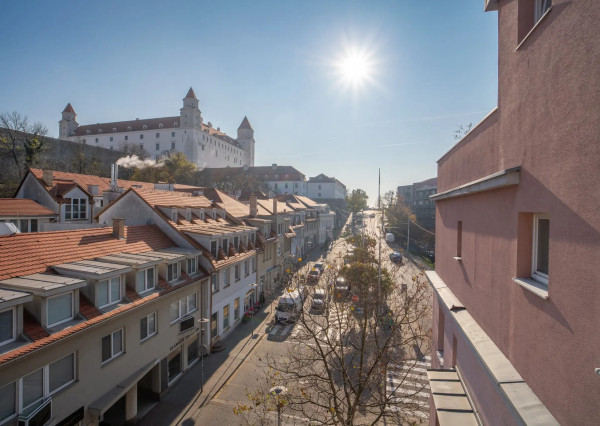 Na prenájom kancelársky priestor na Zámockej ulici priamo pod Bratislavským hradom