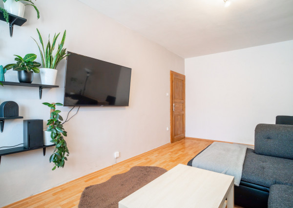 REZERVOVANÉ :Na prenájom veľkometrážny 2-izbový byt v Nitre