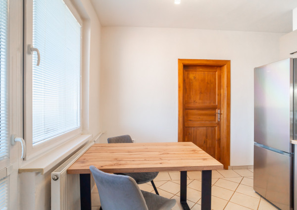 REZERVOVANÉ :Na prenájom veľkometrážny 2-izbový byt v Nitre