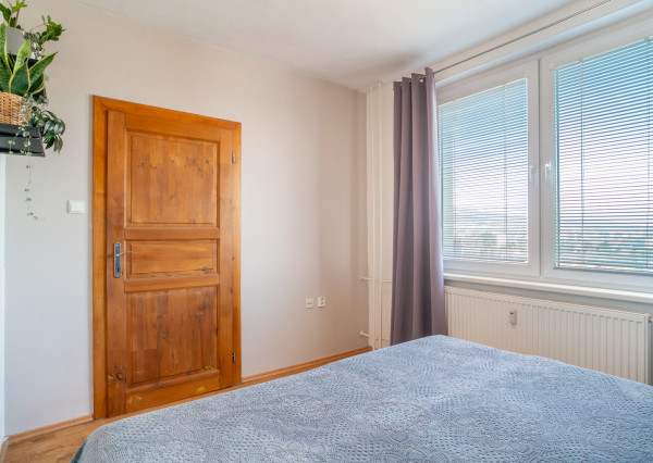 REZERVOVANÉ :Na prenájom veľkometrážny 2-izbový byt v Nitre