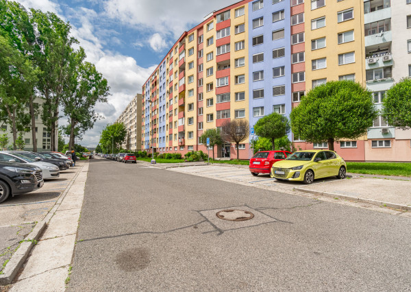 REZERVOVANÉ - Na predaj priestranný 4-izbový byt vo vyhľadávanej lokalite blízko centra Bratislavy