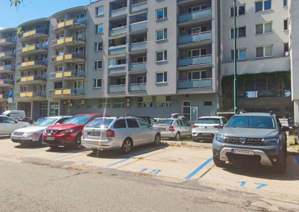 Na prenájom garážové parkovacie státie v Petržalke