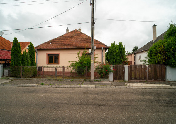 Na predaj starší rodinný dom s veľkým pozemkom v Trenčíne, časť Zlatovce