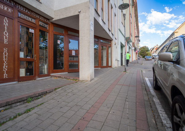 Na prenájom obchodný priestor na Zámockej ulici pod Bratislavským hradom