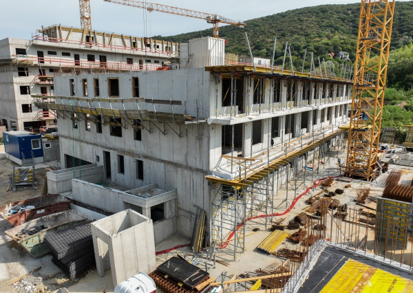 Na predaj 2-izbový investičný byt s predzáhradkou v Devínskej Novej Vsi