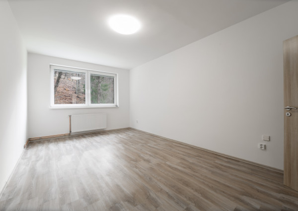 Na predaj priestranný 3-izbový byt s balkónom a loggiou v obci Dlhé Pole