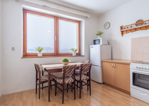 REZERVOVANÉ: Na predaj útulný 2-izbový byt v malebných Hybiach v pokojnej lokalite