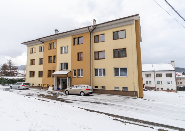 REZERVOVANÉ: Na predaj útulný 2-izbový byt v malebných Hybiach v pokojnej lokalite