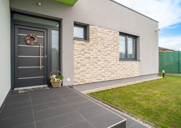 Na predaj priestranný 4-izbový rodinný dom s dvojgarážou v obci Báč