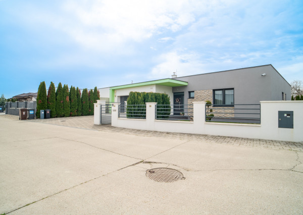 Na predaj priestranný 4-izbový rodinný dom s dvojgarážou v obci Báč